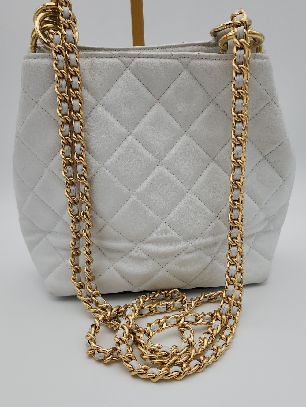 Giani Bernini Quilted White Leather Shoulder Bag with Gold Chain Strap‎